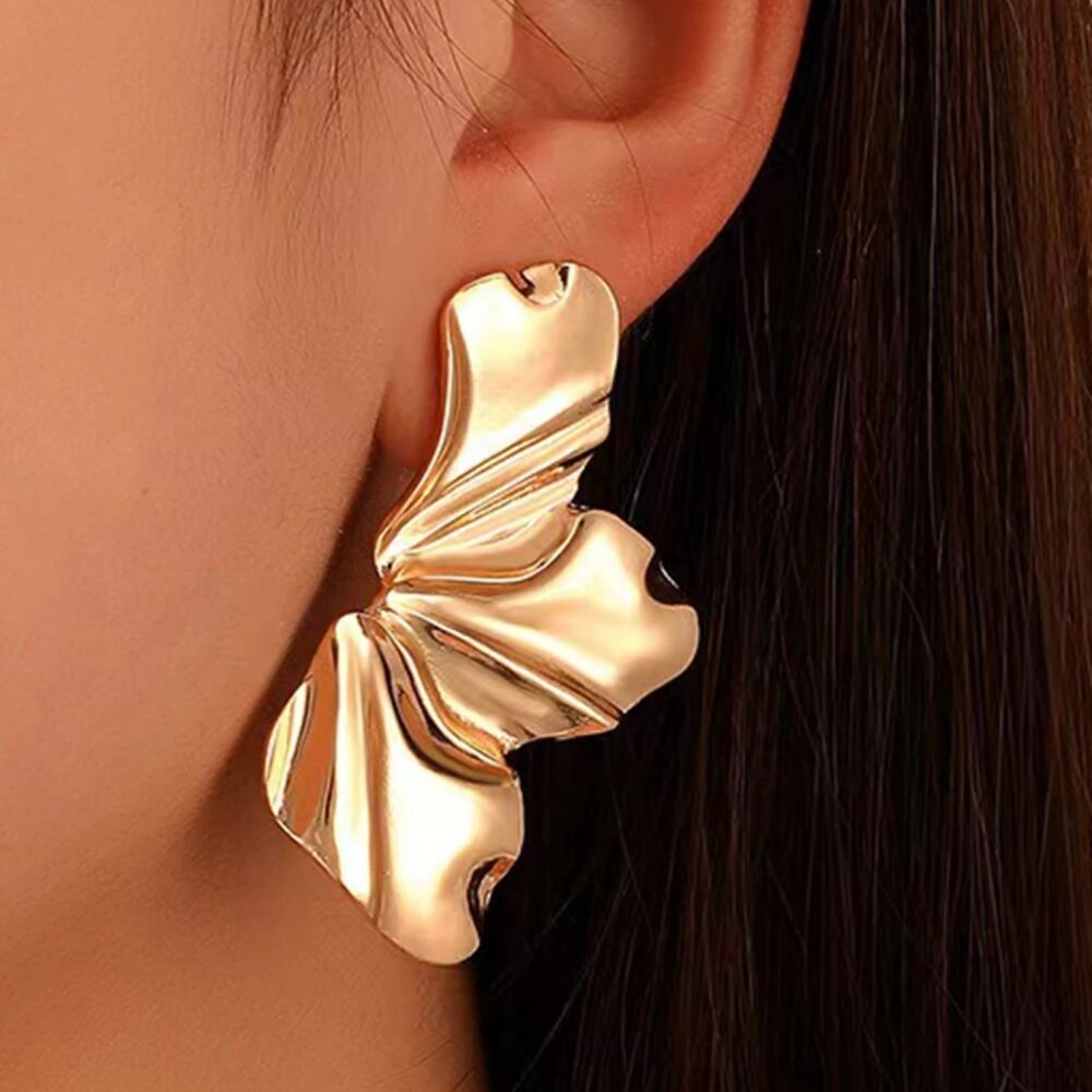A Pair of Women's Earrings, Vintage High-End Petal Flower Earrings, Suitable for Daily Wear and Vacation Wear